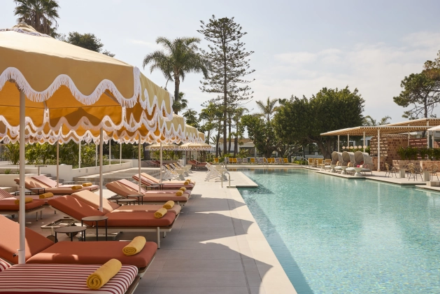 Day Pass de piscina con cama balinesa, crédito de restaurante, cava o sangría y fruta