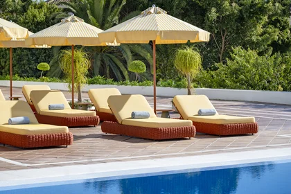 Día de piscina con hamaca en la zona Residence de Don Carlos Marbella